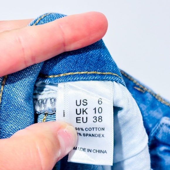 RHODANTHE Light wash distressed boyfriend jeans | Relaxed fit denim | Size 6 * - Picture 6 of 13